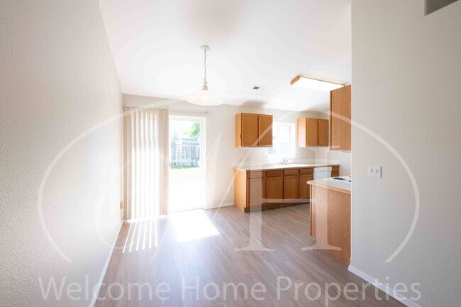 Building Photo - Newer 2 bed/2bath Home in Quiet Neighborhood