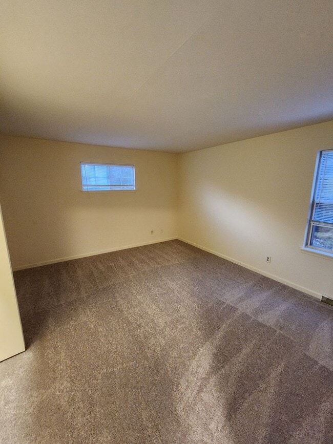 Building Photo - Spacious, private 3 Bedroom 1.5 Bath townhome available in March!