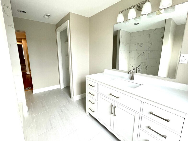 2nd floor bathroom - 4680 Umbria St