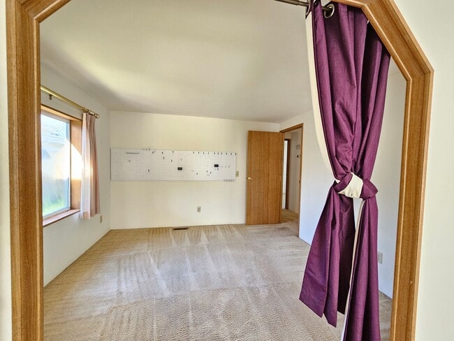 Building Photo - 13973applelane.is4lease.com