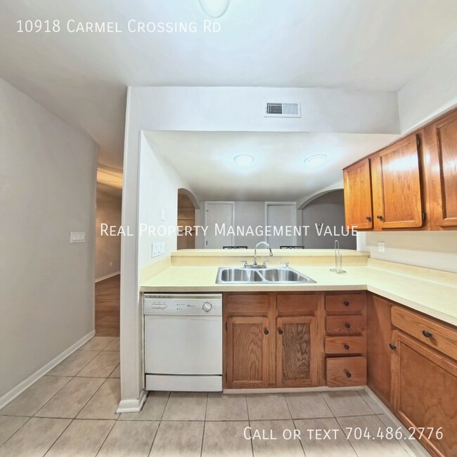 Building Photo - 10918 Carmel Crossing Rd