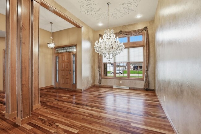 Building Photo - Stunning Appleton Home