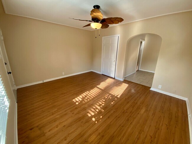 Interior Photo - 5225 De Longpre Ave