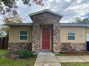Building Photo - Spacious Corner Unit