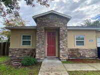 Building Photo - Spacious Corner Unit