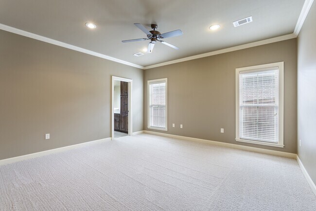Building Photo - 1300 Edge Valley Dr N