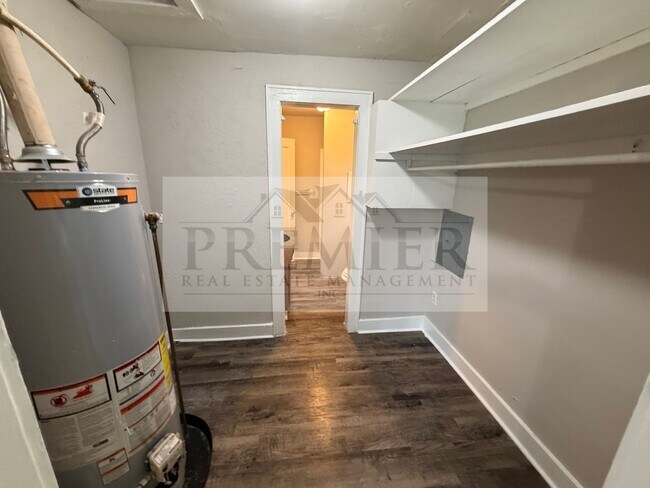 Building Photo - Studio HOUSE No Shared walls -1611 S Northern Blvd #B Independence - - Rent $750