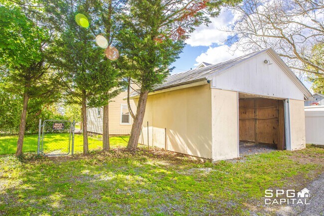 Building Photo - 727 N Pitt St