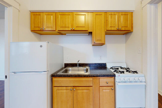 Kitchen - 5528-5532 S. Everett Avenue