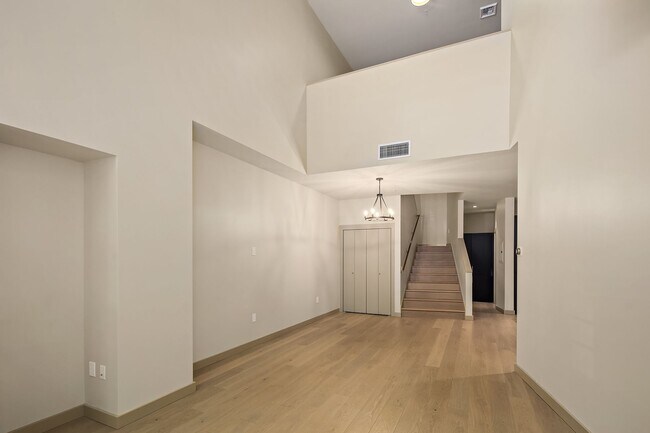 Building Photo - 910 Lenora St