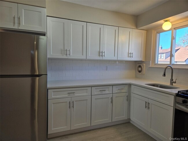 Building Photo - 73 Pearsall Ave