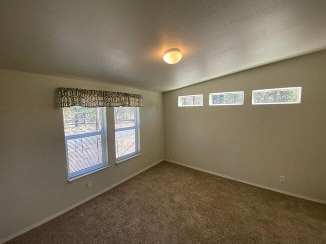 Building Photo - Gorgeous Home w/Huge Shop in La Pine!