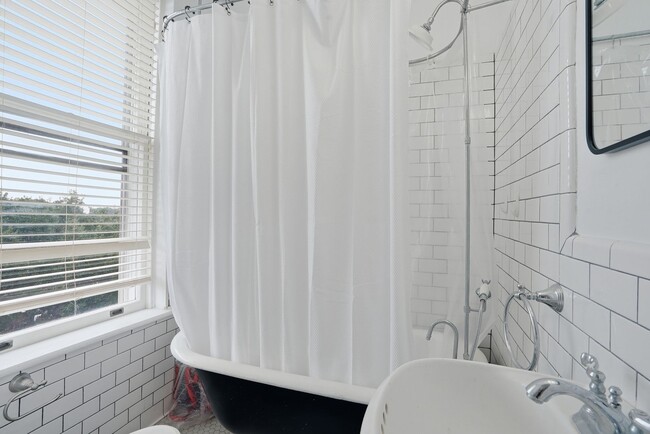 Building Photo - Studio off of Forsyth Park in Historic Downtown Savannah!