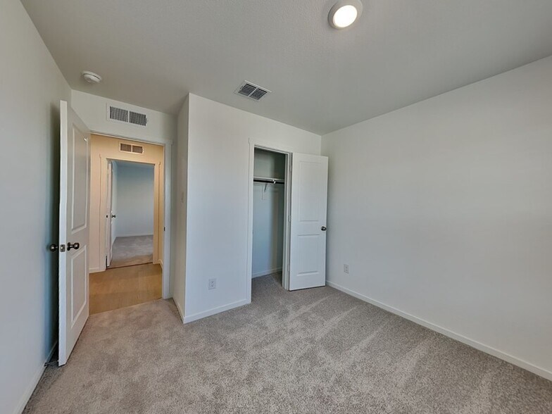 Building Photo - 1813 Equine Retreat Wy