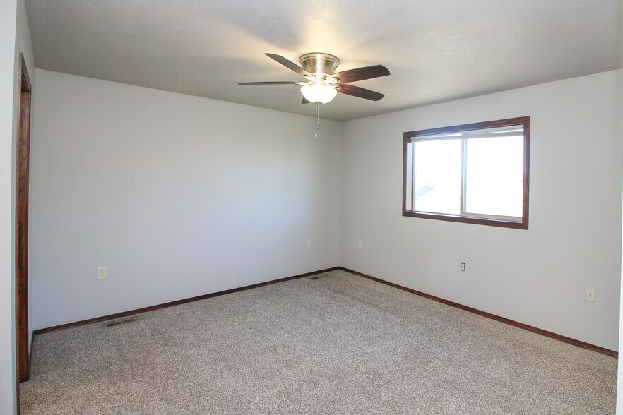 Building Photo - 320 Vernon Dr