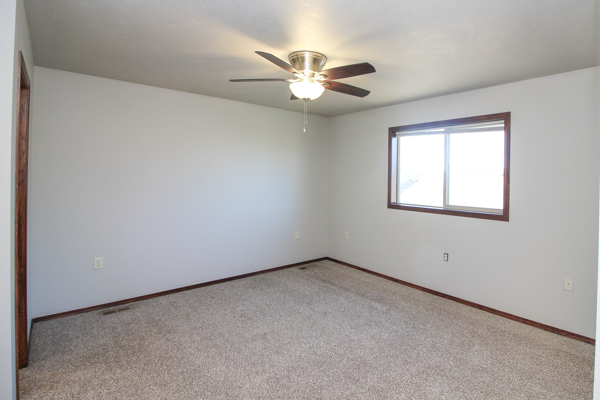 Building Photo - 320 Vernon Dr