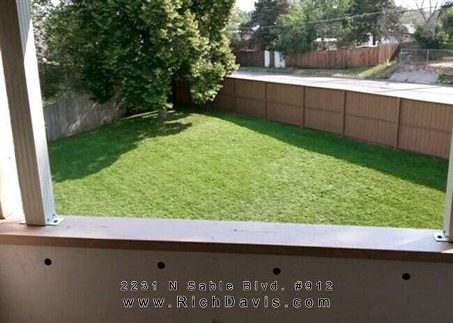 Building Photo - Large 1 bed with washer and dryer hookup