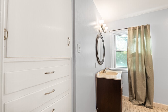 Building Photo - 22 E Hawthorne St