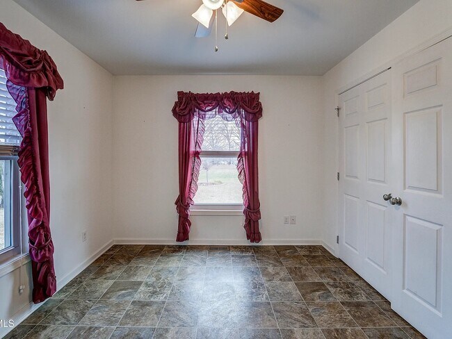 Building Photo - 2 Bed, 1 Bath, .77 Acres - House