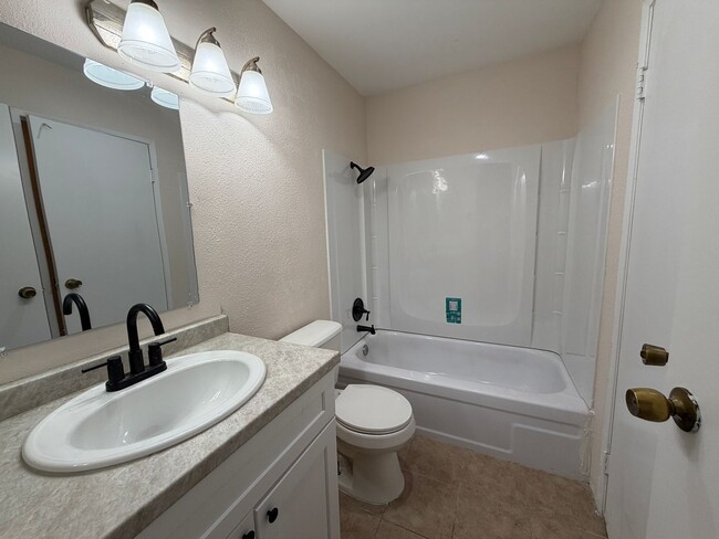 Building Photo - Cute Townhome