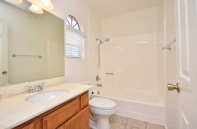 Building Photo - Beautiful Escondido Townhouse with beautiful View!