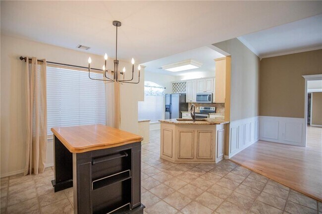 Building Photo - 115 NW Orchard Way