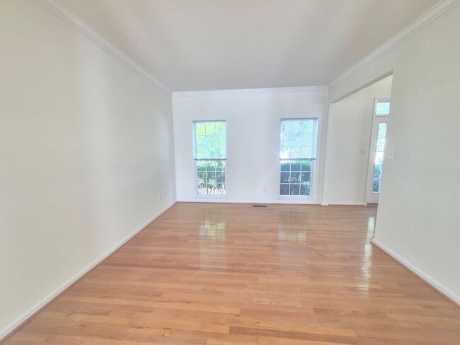 Building Photo - 5207 Linden Dr