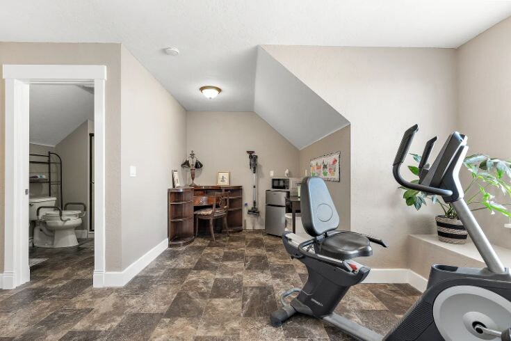 Building Photo - 18227 Southlake Cir