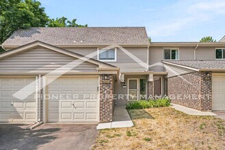 Building Photo - Charming Townhouse with Washer/Dryer and 1-Car Garage