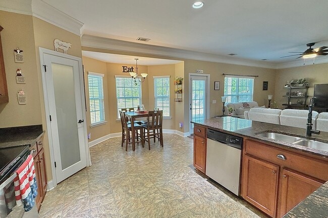 Building Photo - 470 Briarcrest Dr NE