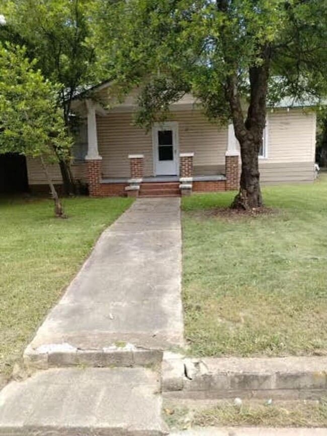 Building Photo - 2 Bedroom Apartment