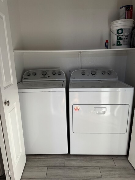 Building Photo - 1295 N Ash St