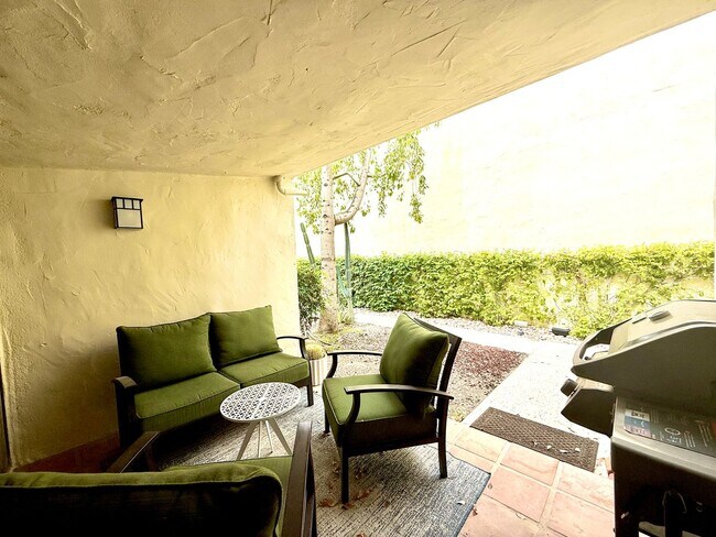 Building Photo - Furnished One Bedroom - Smoke Tree Raquet Club