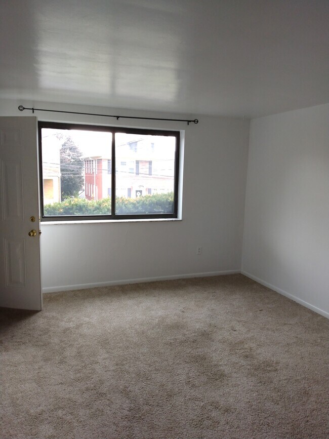 Building Photo - 654 Means Ave