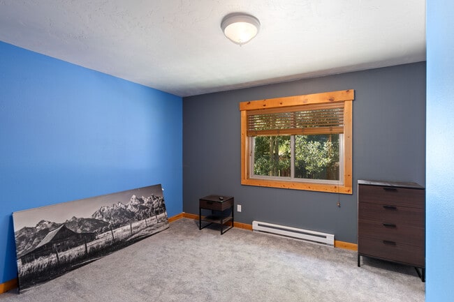 Building Photo - 404 Snake River Dr