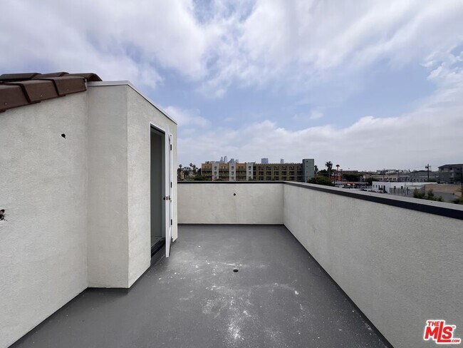 Building Photo - 1230 S Berendo St