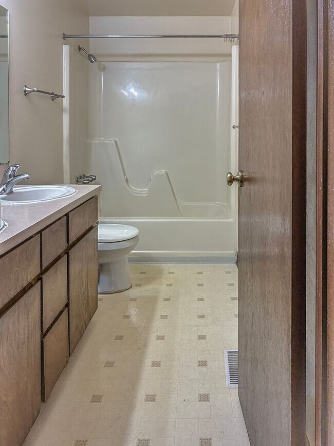 Building Photo - Hillsboro Duplex- 2 Bedroom 1 bathroom with fenced in yard available !