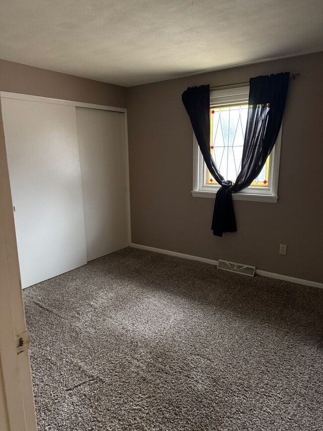 Building Photo - Great 2 Bedroom/2 Bath Duplex Unit For Lease