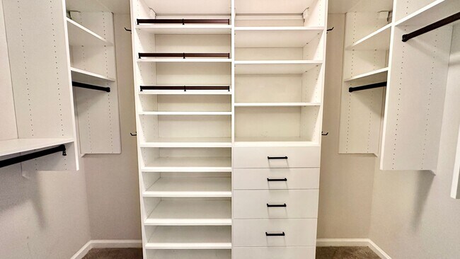 Building Photo - Stylish and Chic 2 Condo nestled in the Heart of Downtown!