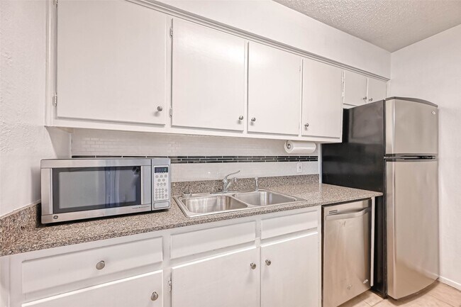 Building Photo - 8277 Kingsbrook Rd