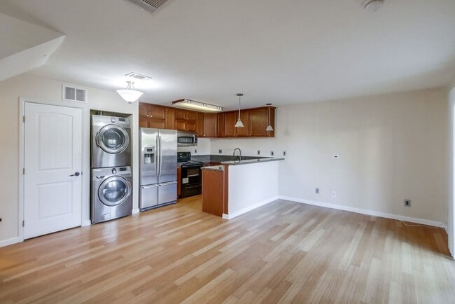 Building Photo - Beautiful 2 Story Townhouse with Prime Location!!