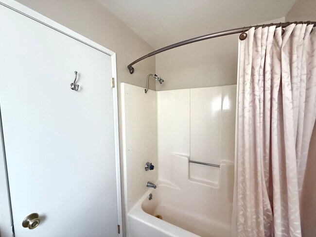 Building Photo - 3 Bedroom Condo available in Arroyo Grande