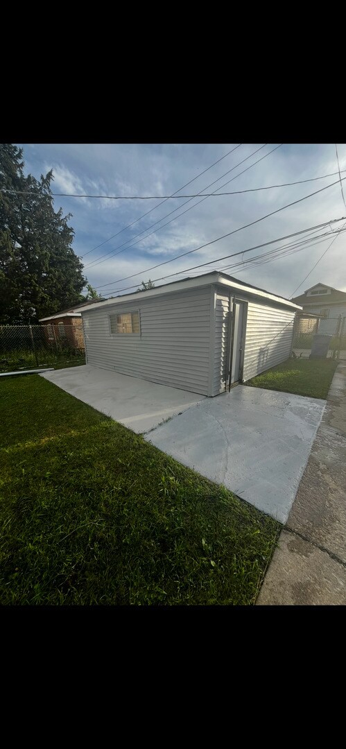 Building Photo - 8236 S Sangamon St