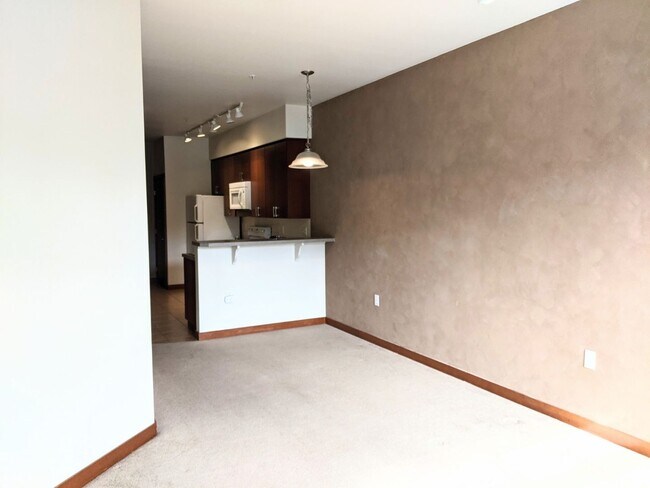 Building Photo - Centrally Located Condo
