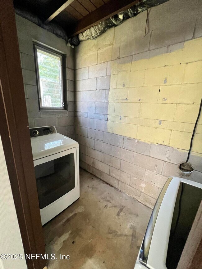 Building Photo - 8105 Santillo Dr