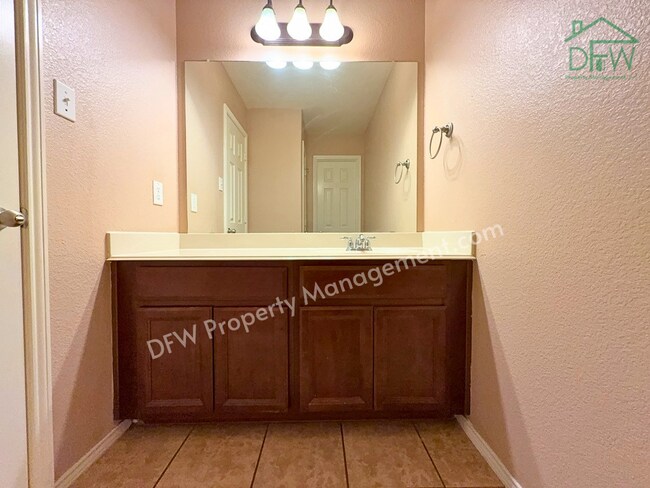 Building Photo - Elegant and Spacious 5-Bedroom Home for Lease in Fort Worth