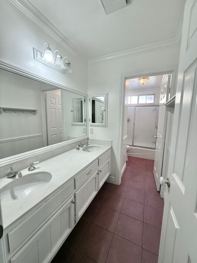 Building Photo - 5BD/4BA POOL HOME IN ALTA VISTA SOUTH | SOLAR SAVINGS | $6,500/mo