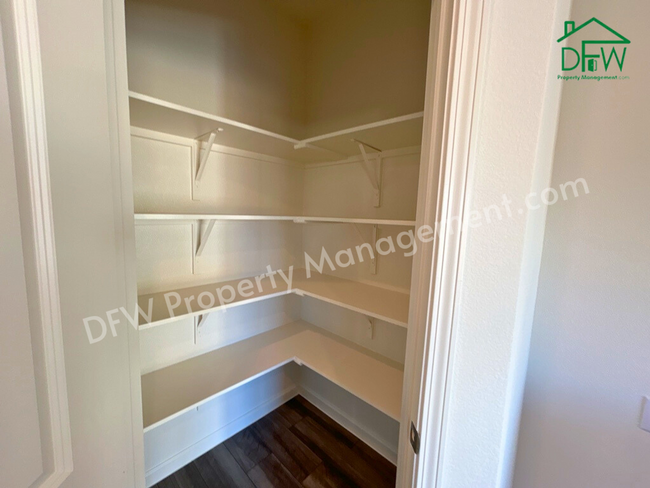 Building Photo - Spacious 5-Bedroom Home with Modern Upgrad...