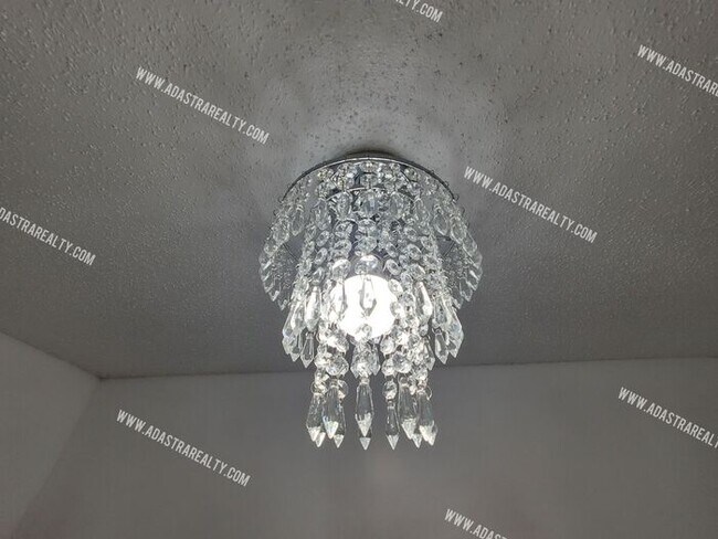 Building Photo - Gorgeous Modern Shawnee Townhome!! So much...