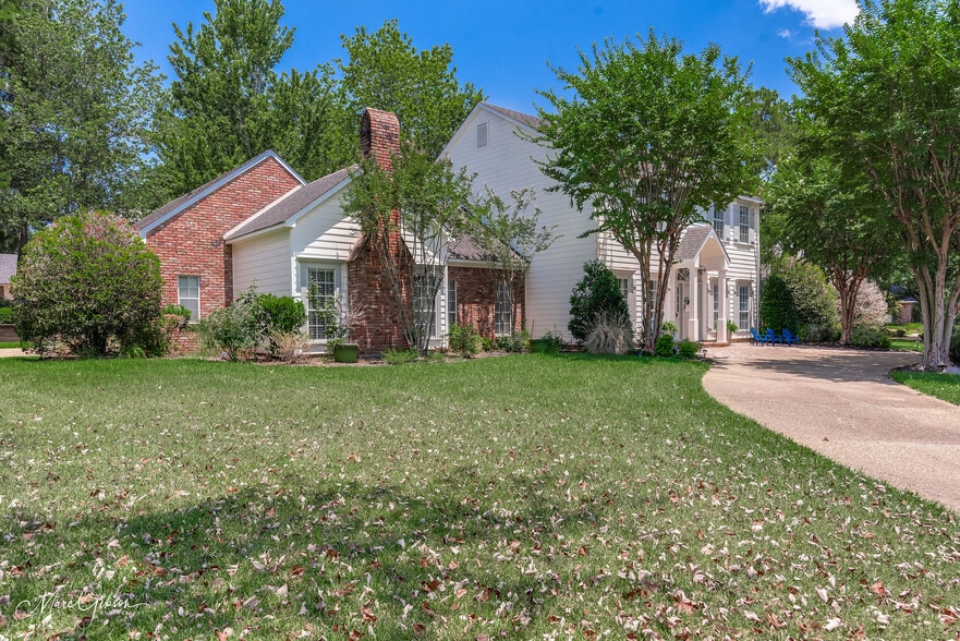 Building Photo - 1260 Capilano Dr